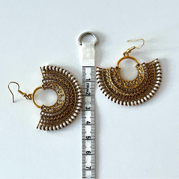 🏖️Beachy Bohemian Dangling Fan-Shaped Earrings. White, Turquoise or Black. - Picture 6 of 11